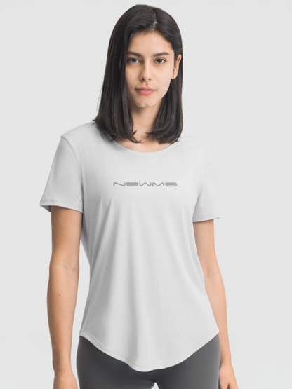 newmeロゴ入り半袖Tシャツ