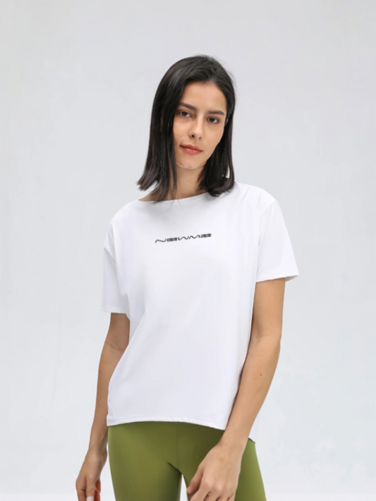 newmeロゴ入り ゆったりトップス