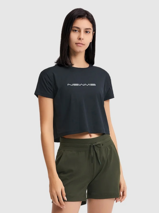 newmeロゴ入りショートトップス_ブラック