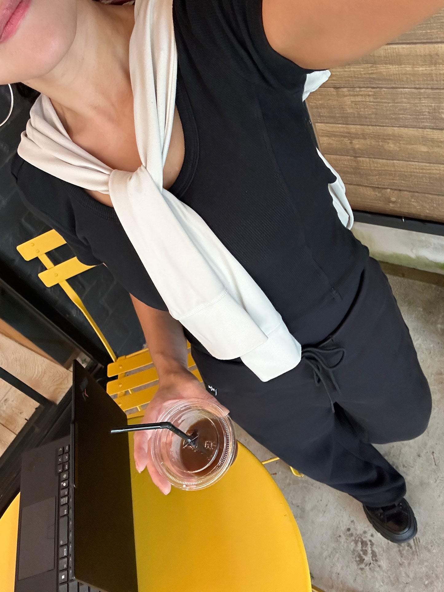 オープンバックデザインTシャツ