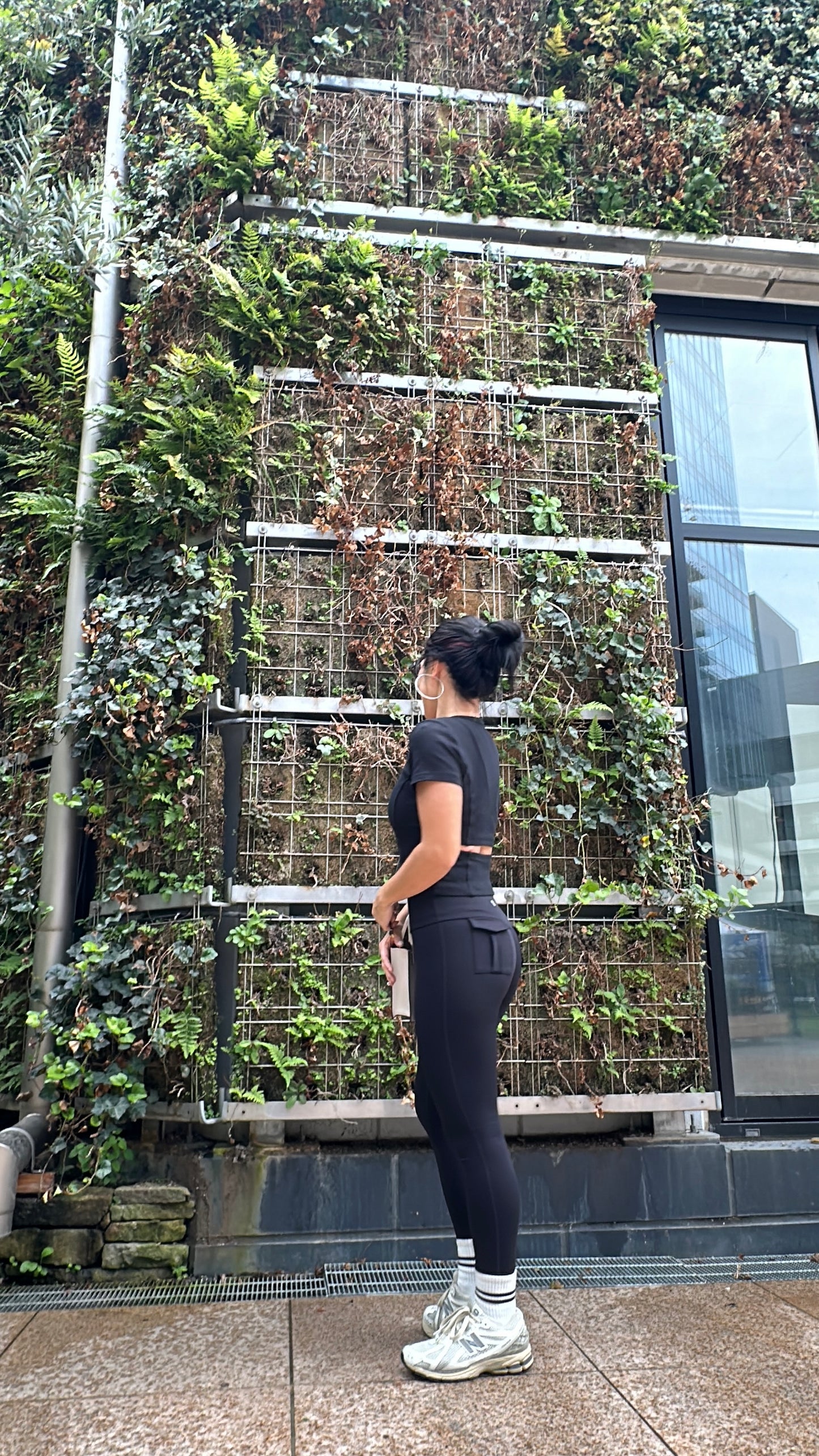 オープンバックデザインTシャツ_ブラック