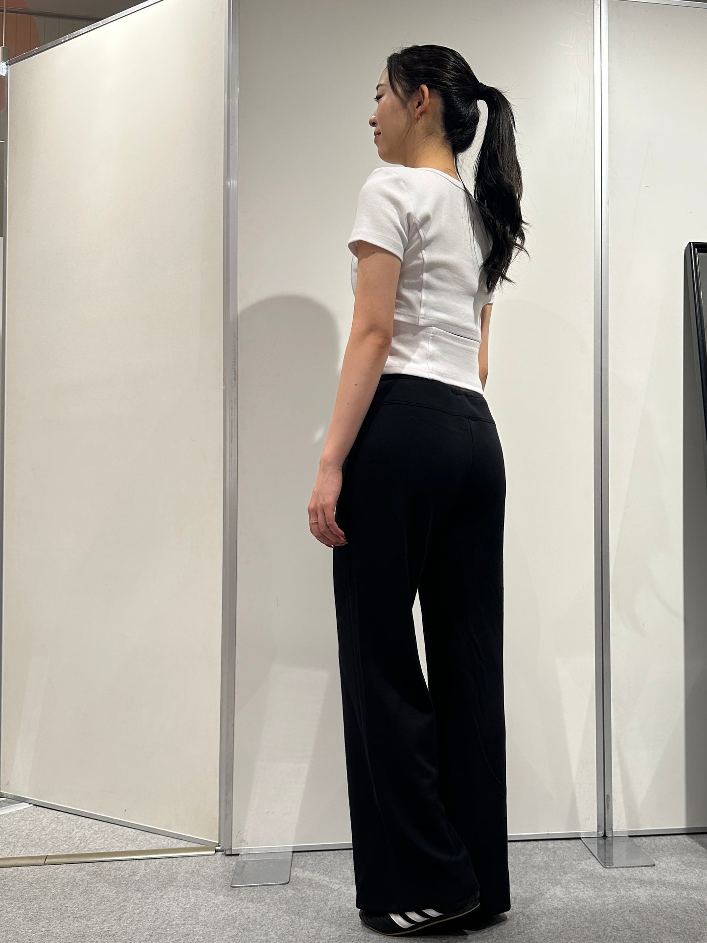 美脚シルエットストレートワイドパンツブラック
