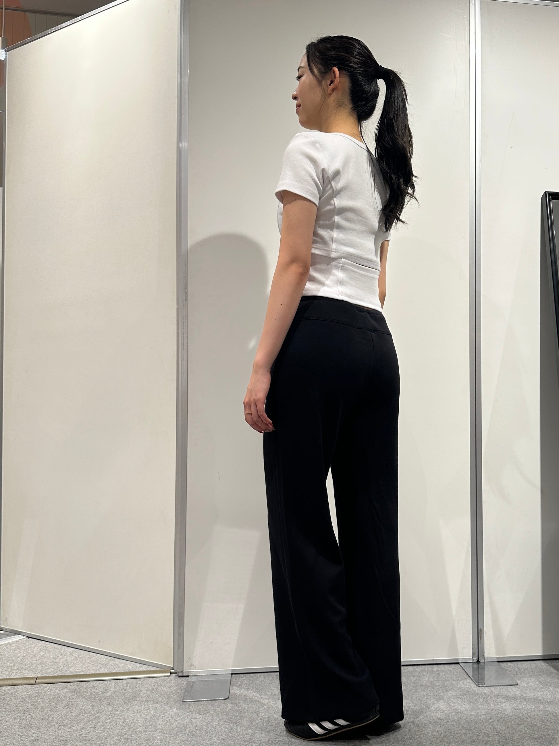 美脚シルエットストレートワイドパンツブラック