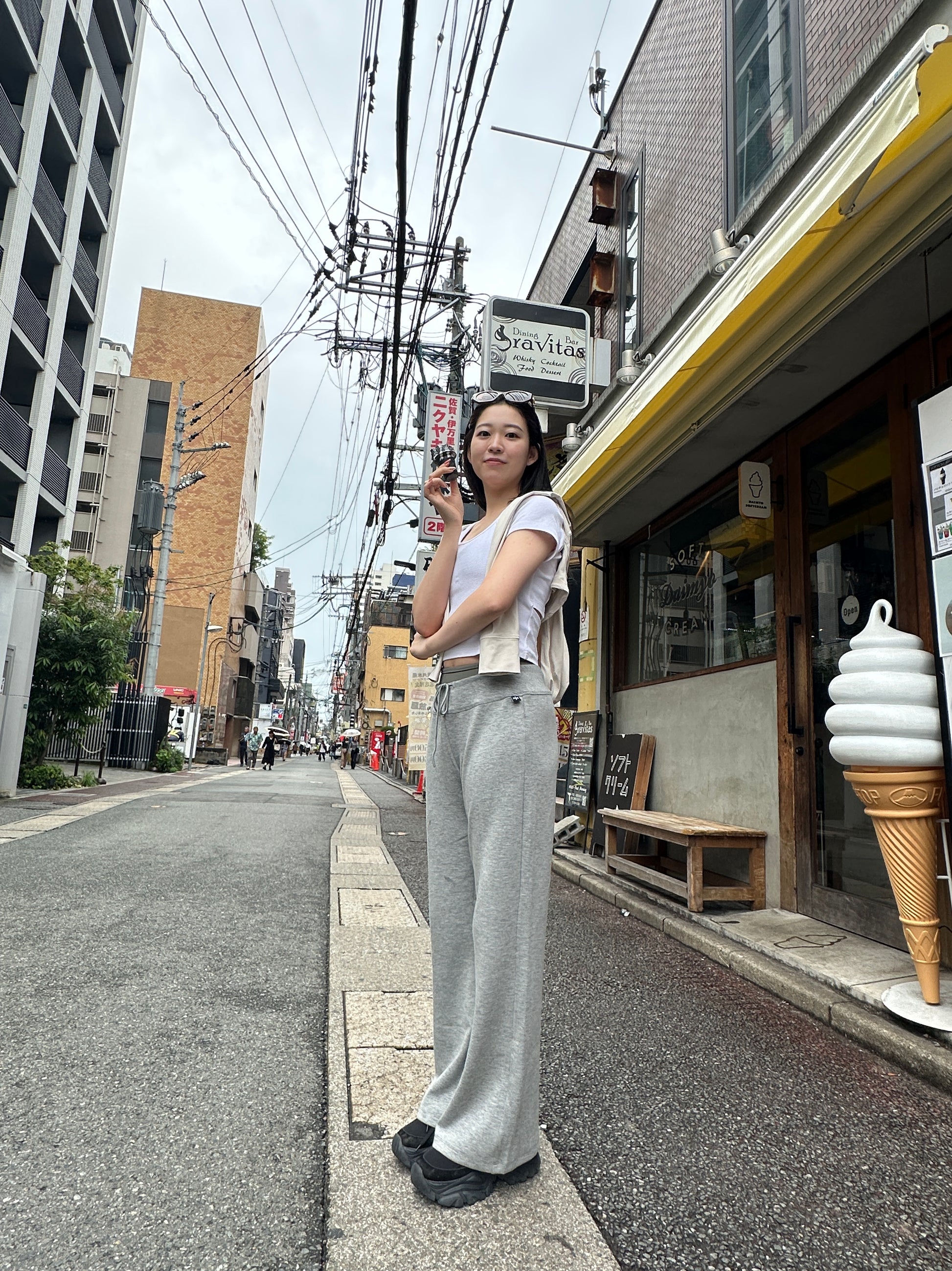 美脚シルエットストレートワイドパンツ_グレー