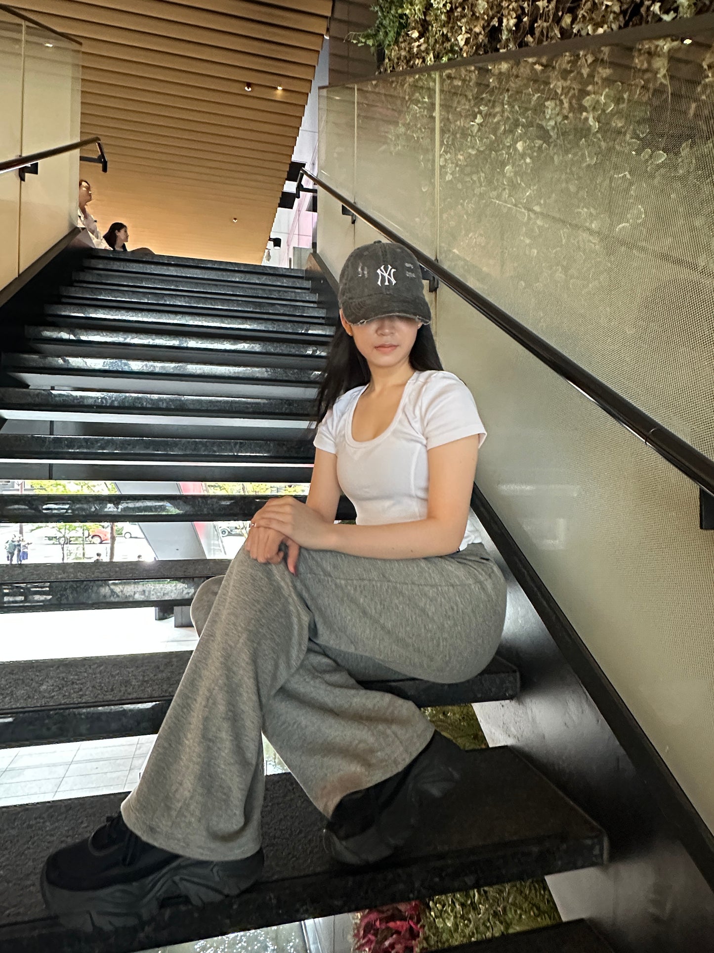 美脚シルエットストレートワイドパンツ_グレー