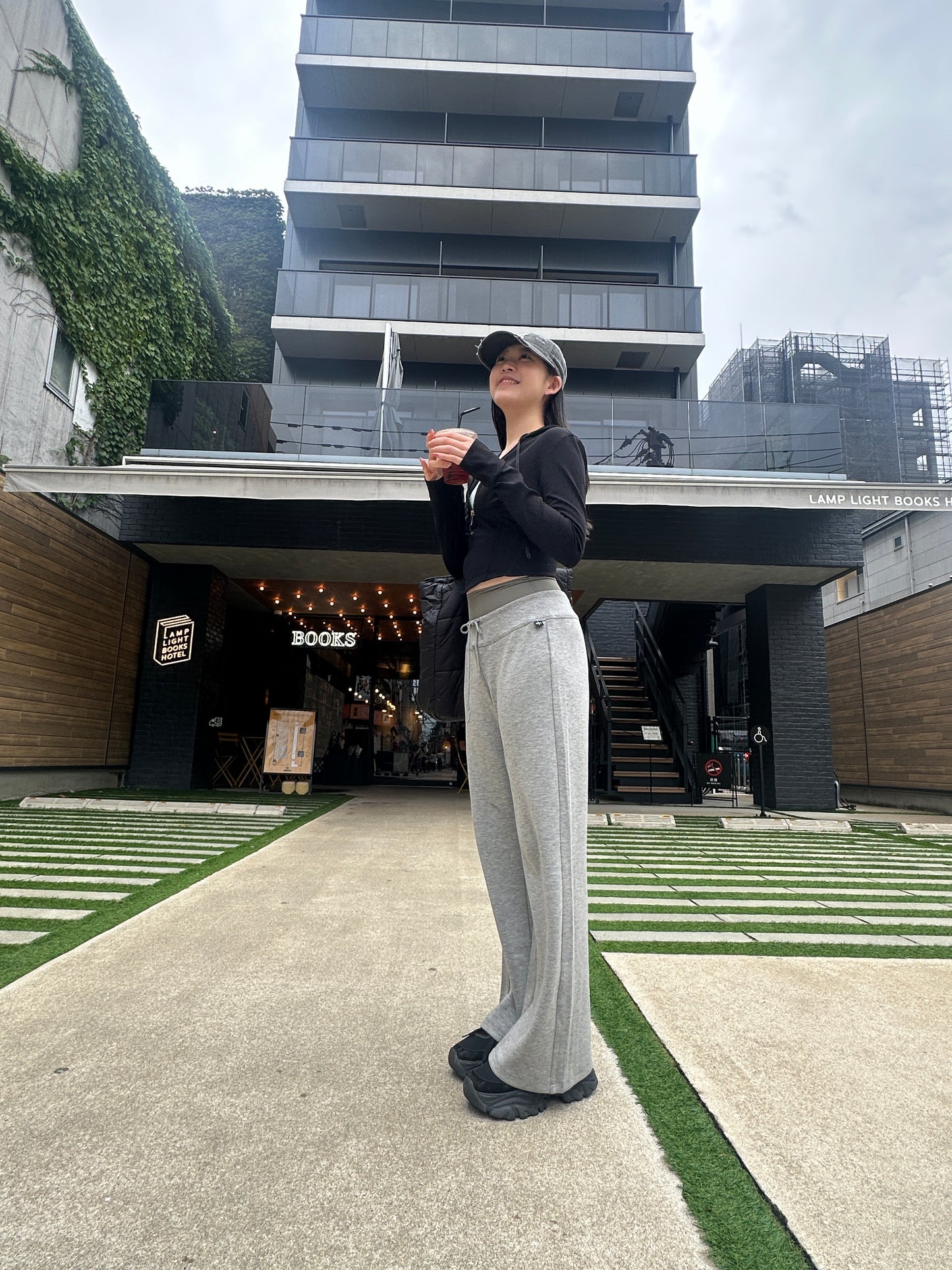 美脚シルエットストレートワイドパンツ_グレー