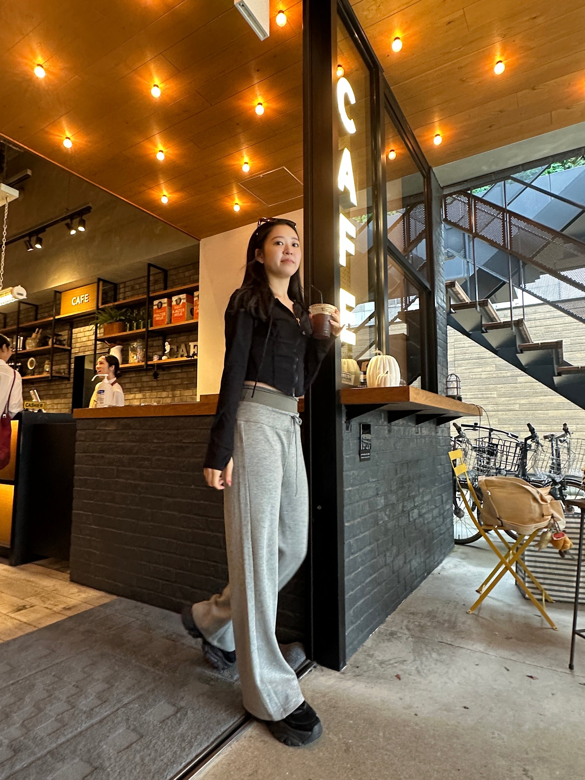 美脚シルエットストレートワイドパンツ_グレー